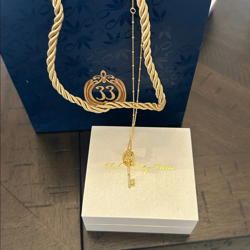 Stunning gold club 33 key necklace